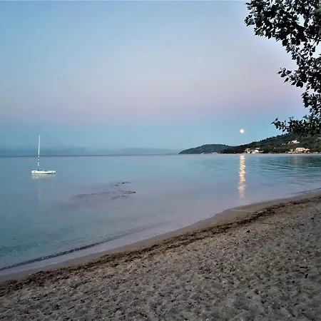 Dinos Place Apartamento Mesongí