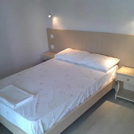 Dinos Place Apartamento *