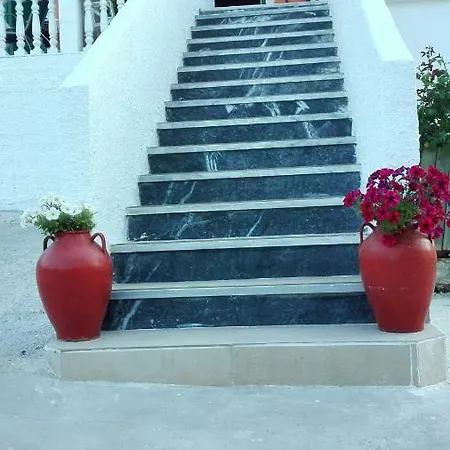 Dinos Place Apartamento *