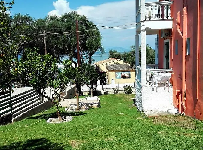 Dinos Place شقة Mesongí